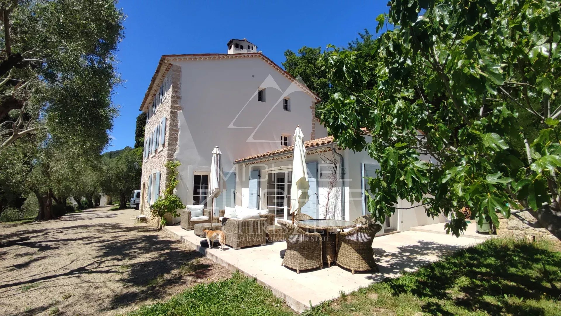 Domaine vue mer et lac, oliveraie , tennis avec villa  principale et pavillon d'hôtes.
