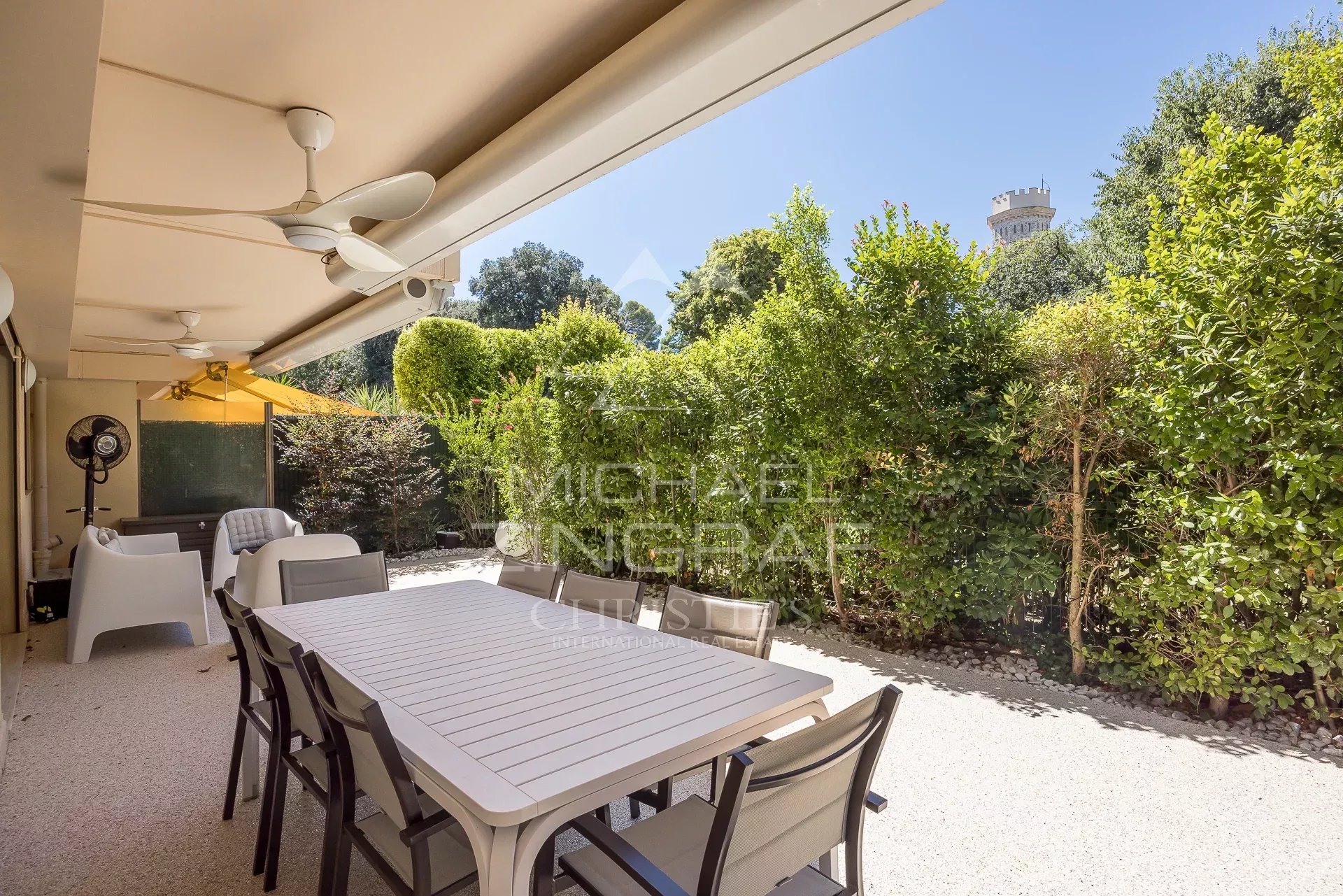 EXKLUSIV – Außergewöhnliche Immobilie am Eingang zum Cap d’Antibes – Résidence Château de la Pinède