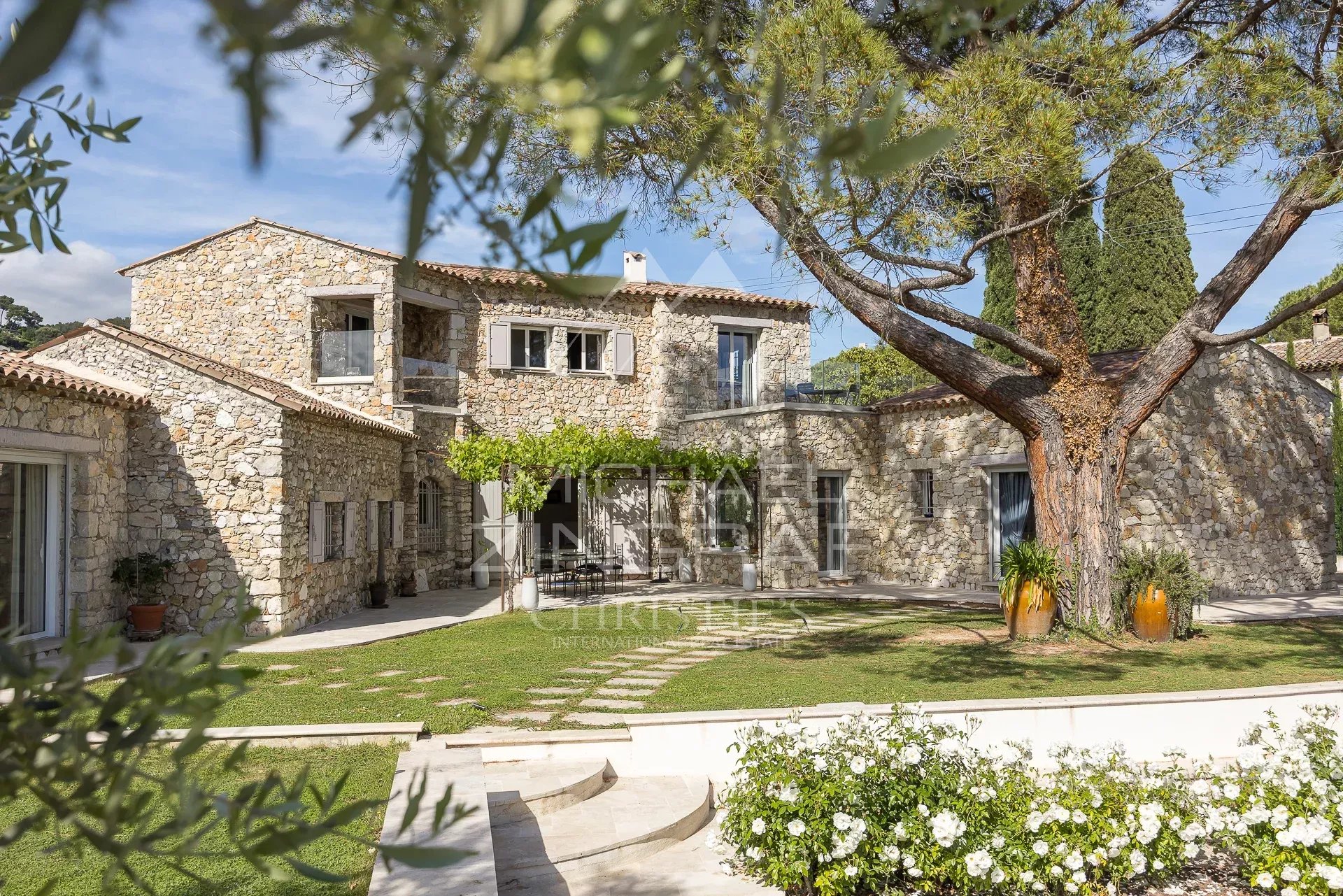 Élégante bastide rénovée à pied du village de Saint-Paul-de-Vence