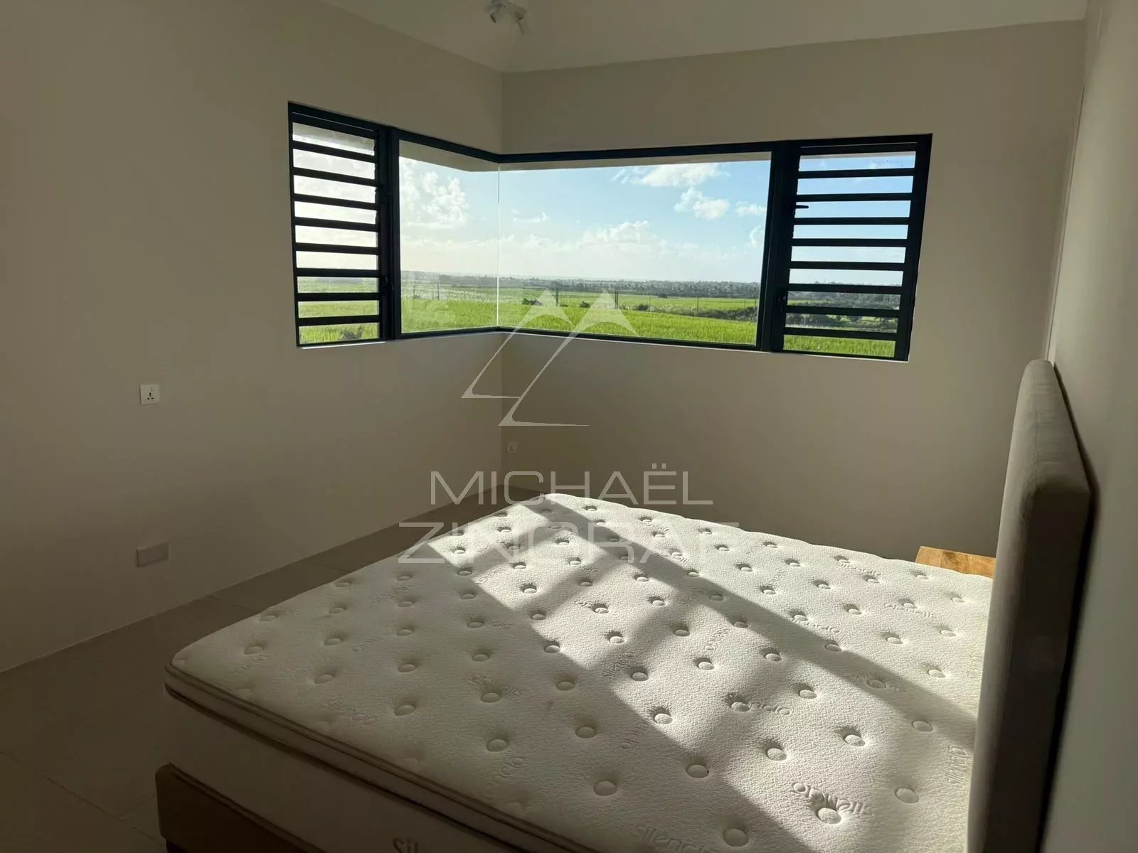 Neue möblierte Villa mit freiem Blick in Belle Vue Harel