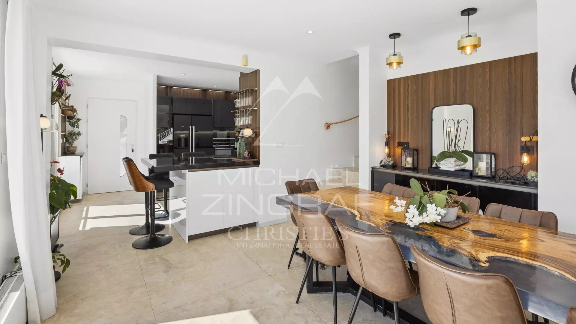 Roquefort-les-Pins – Elegant family property in the heart of a sought-after residential area