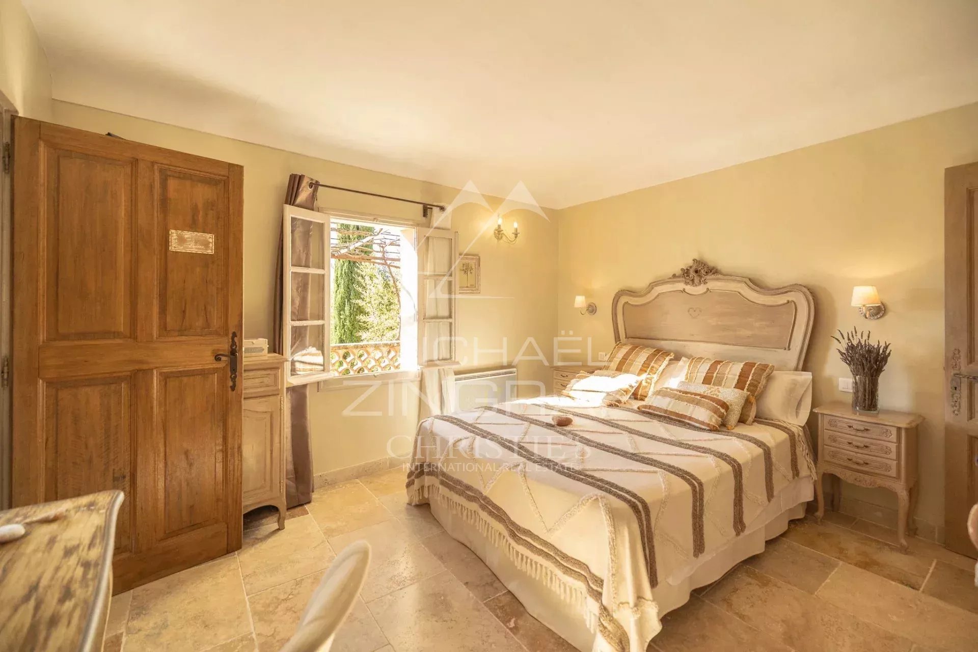 Vue exceptionnelle à 10 mn à pieds du centre village ! Mas avec piscine entre Luberon et Monts de Vaucluse