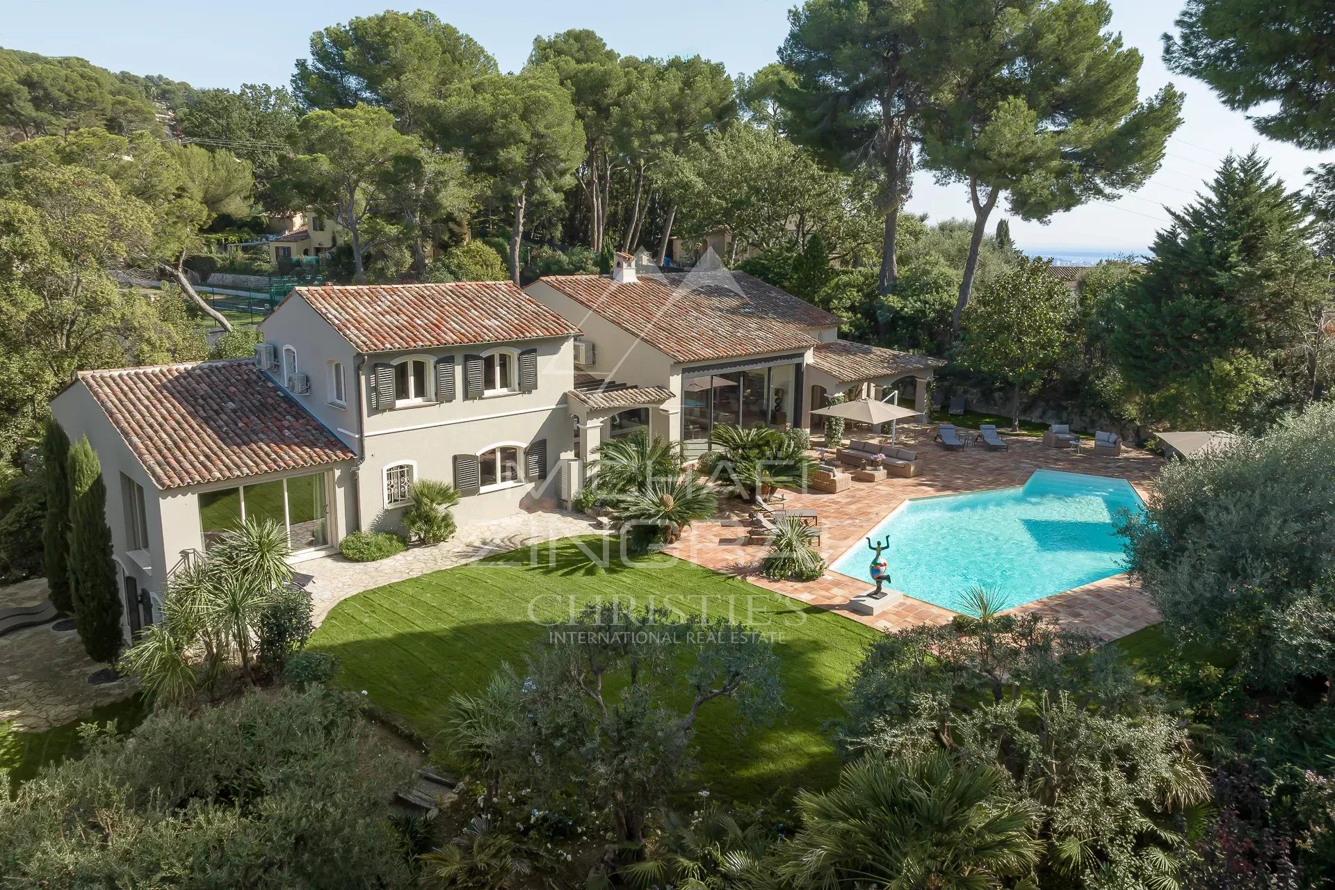 Gorgeous and renovated villa located in green and residential environment - 5 bedrooms