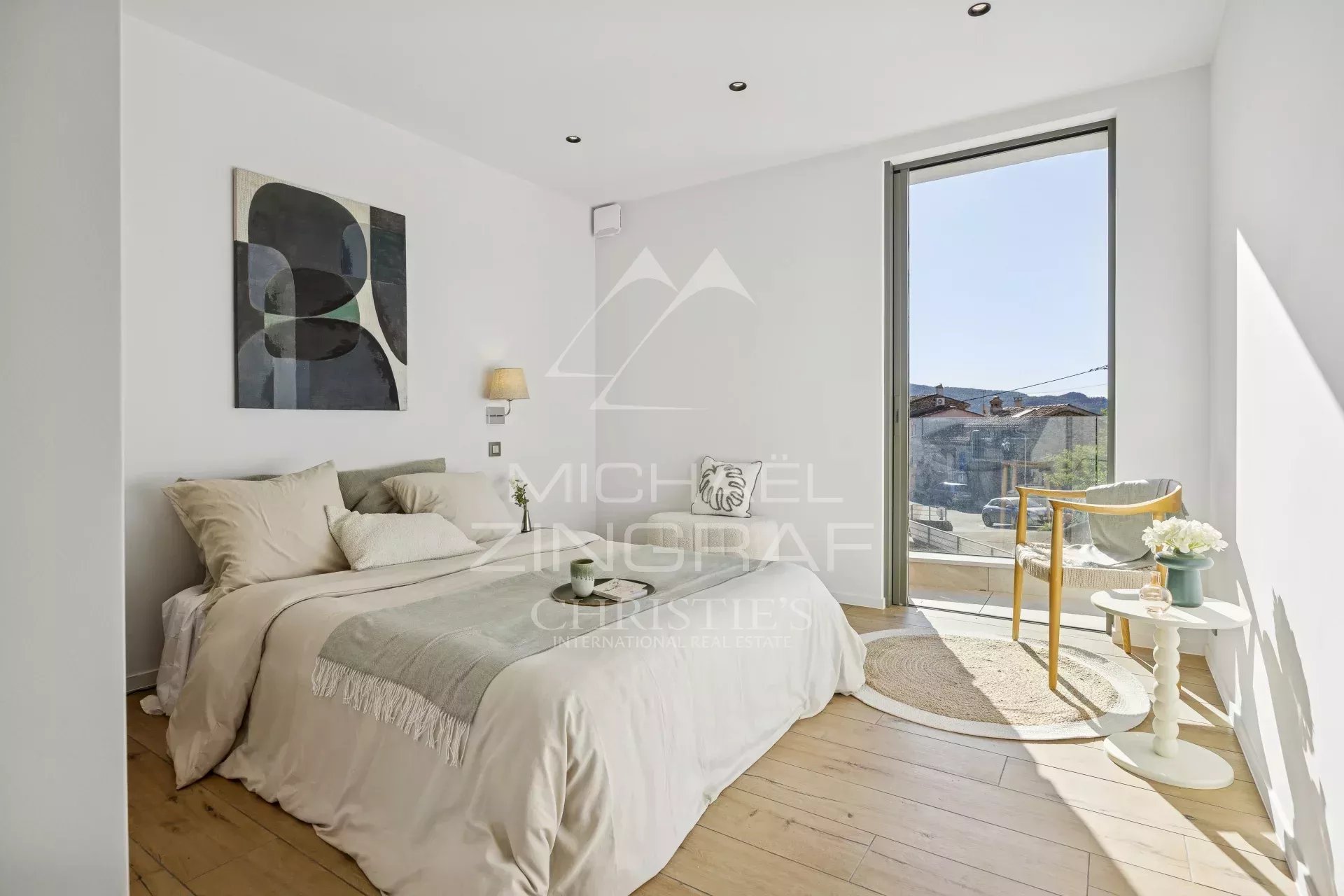 LUXURY APARTMENT IN THE HEART OF THE VILLAGE