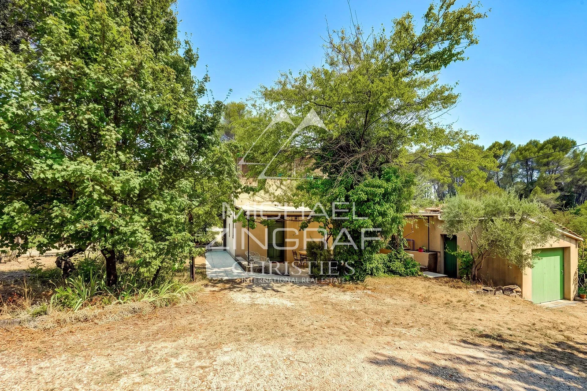 A 14 km d'Aix en Provence, maison familiale avec deux logements, oliveraie