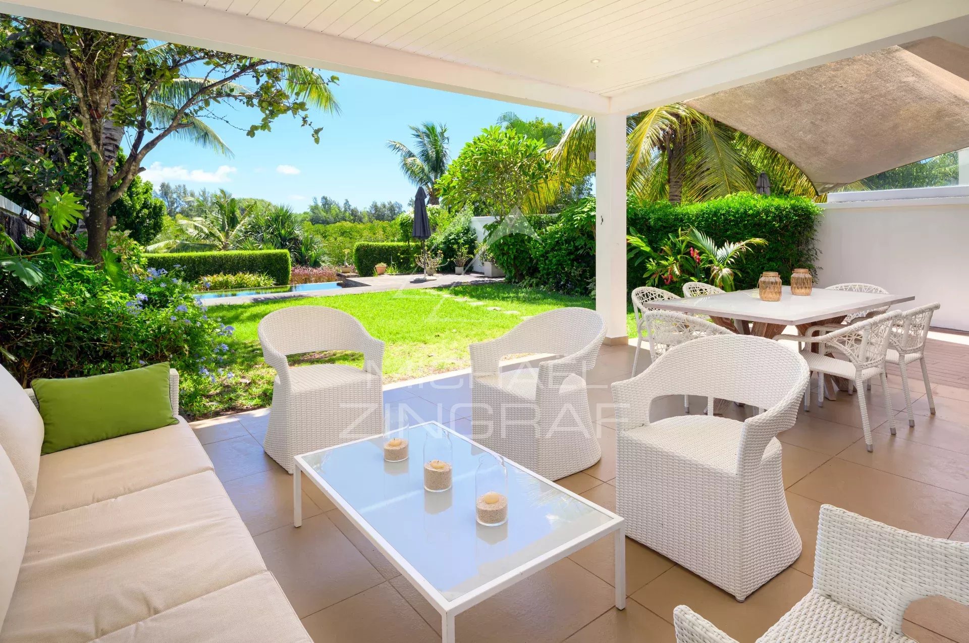 Maison mitoyenne de 4 chambres avec piscine et jardin  privée