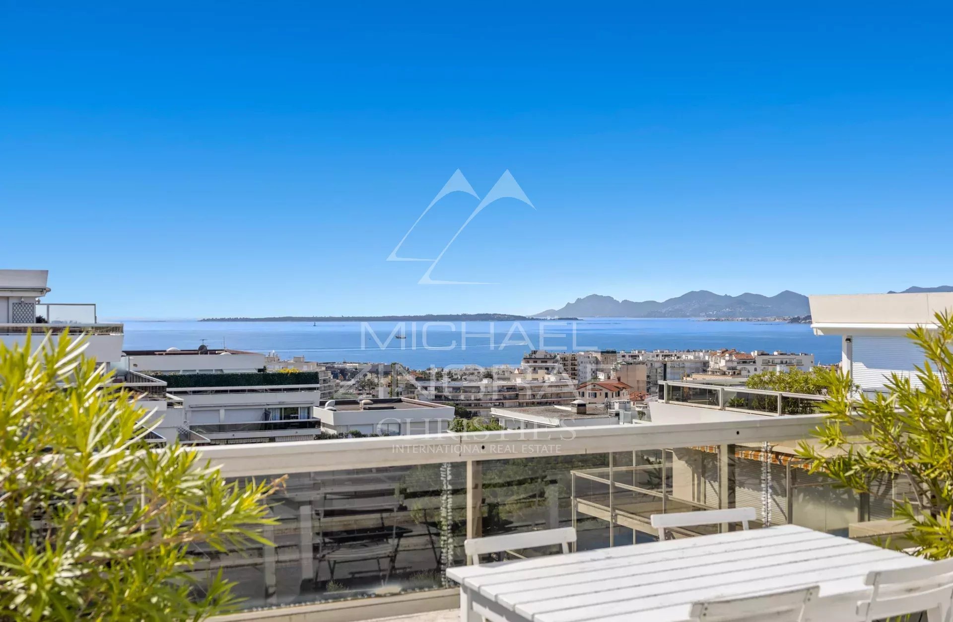 JUAN-LES-PINS – Rostagne : Villa sur le toit avec vue mer panoramique