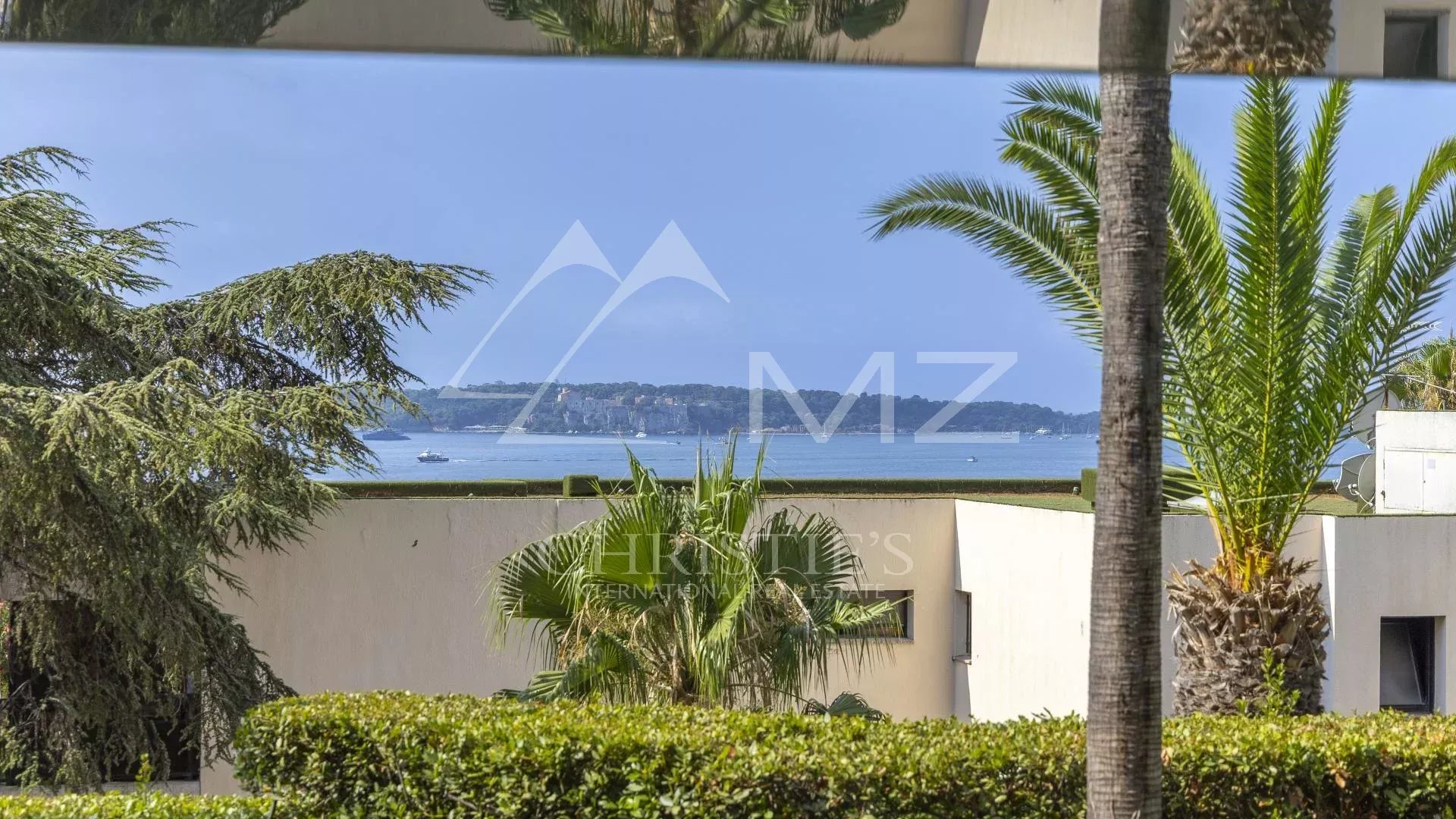 Zeitgenössische Wohnung in einer neueren Residenz in Californie
