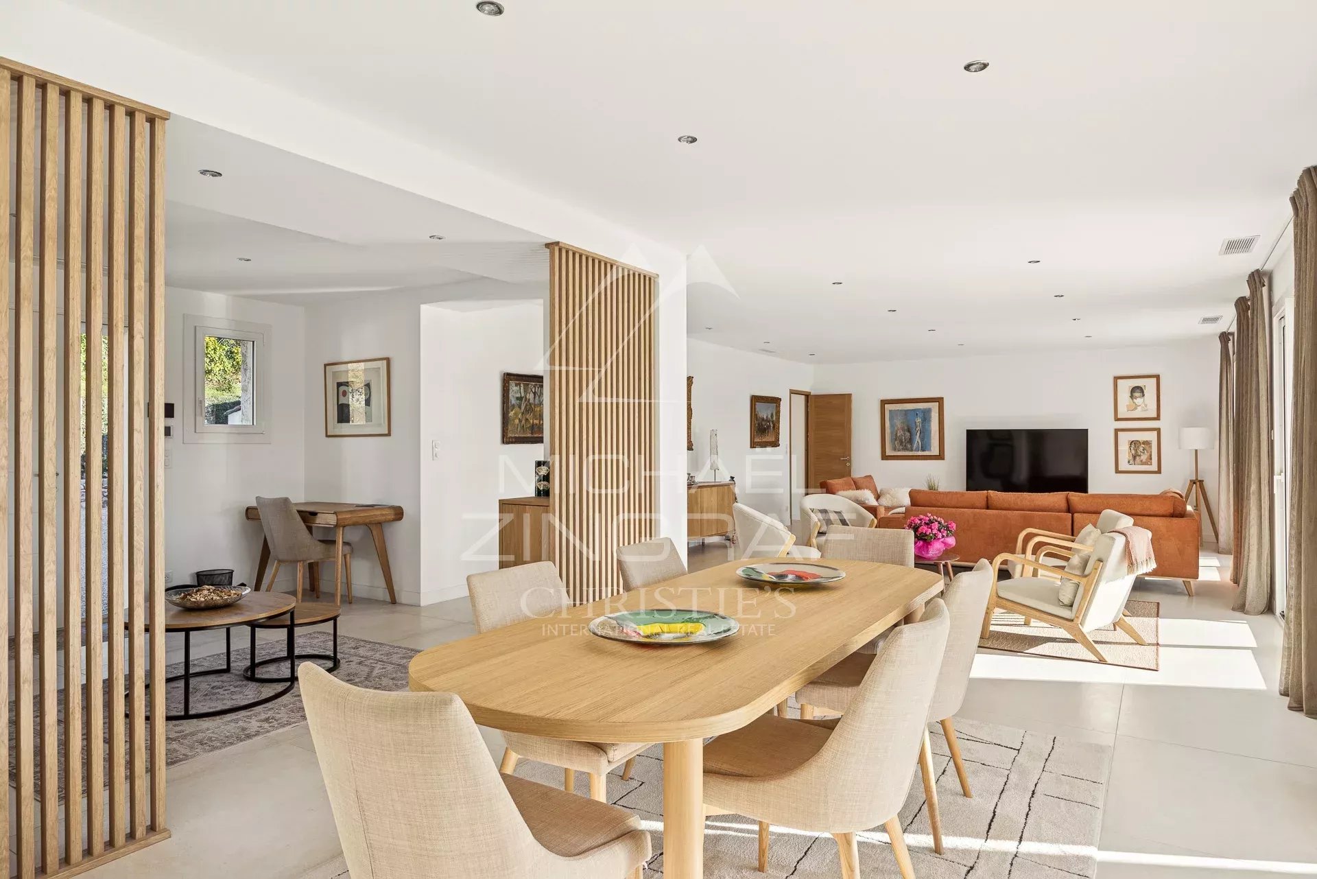 Zeitgenössisches ebenerdiges provenzalisches Anwesen mit Panoramablick