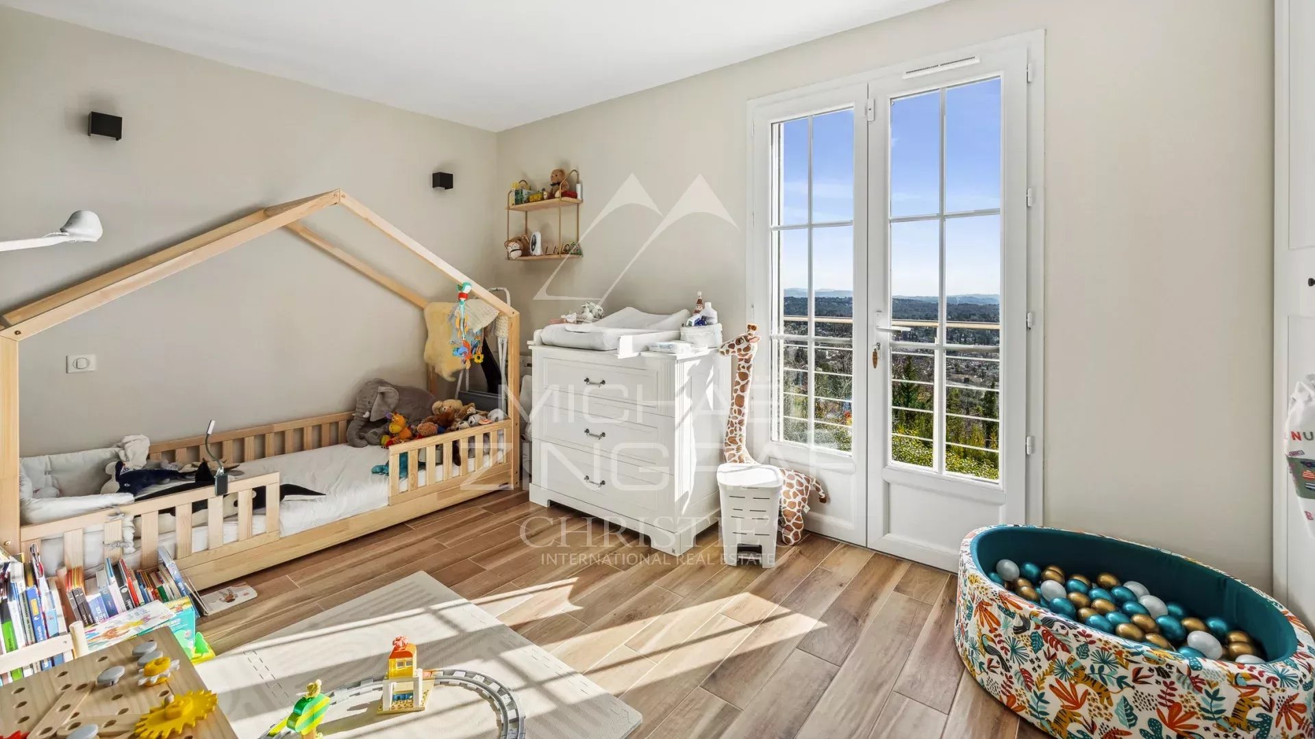 Adorable maison en position dominante et vue  panoramique