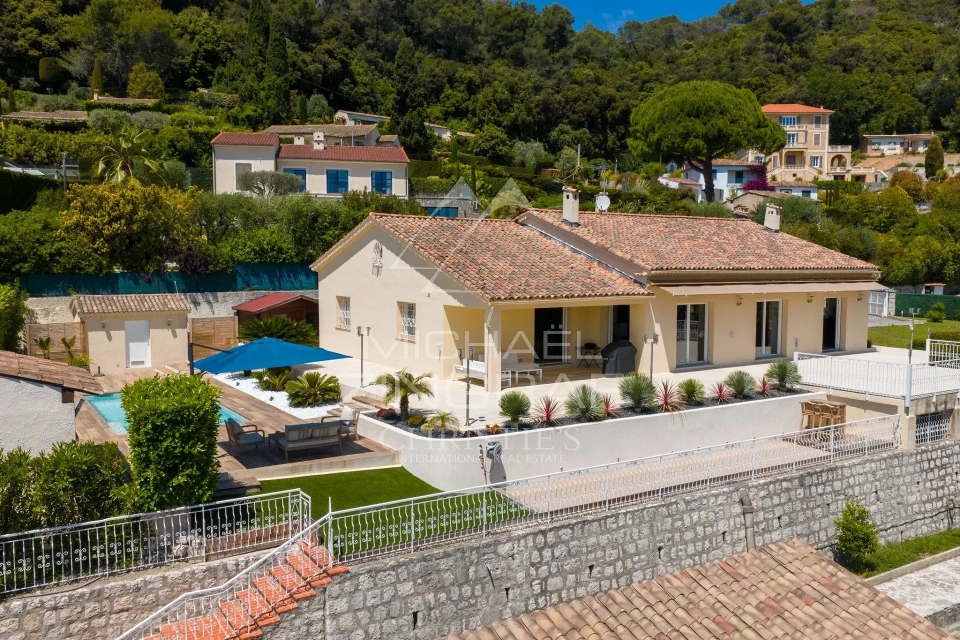 Renovierte ebenerdige Villa mit Dorfblick
