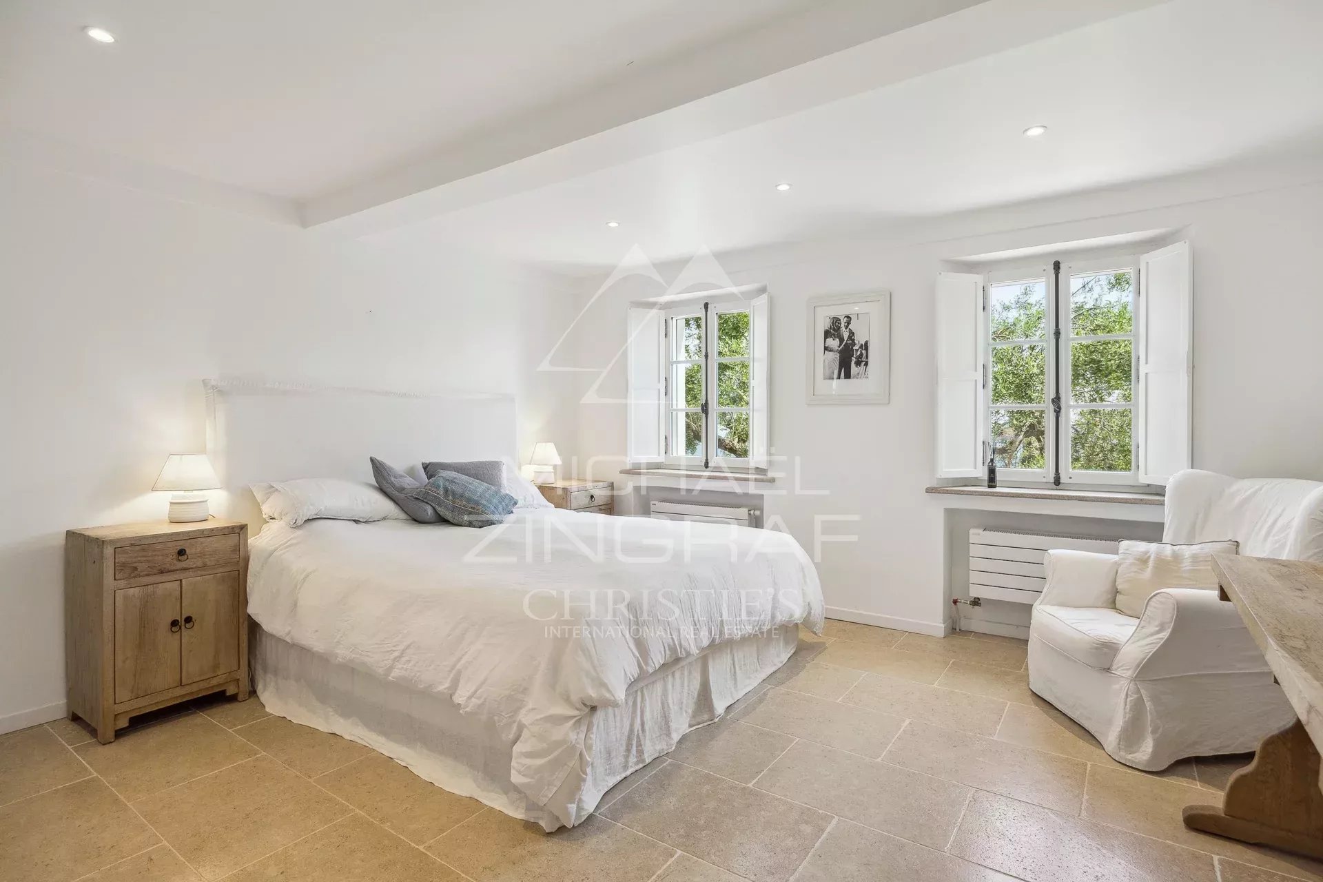 Domaine vue mer et lac, oliveraie , tennis avec villa  principale et pavillon d'hôtes.