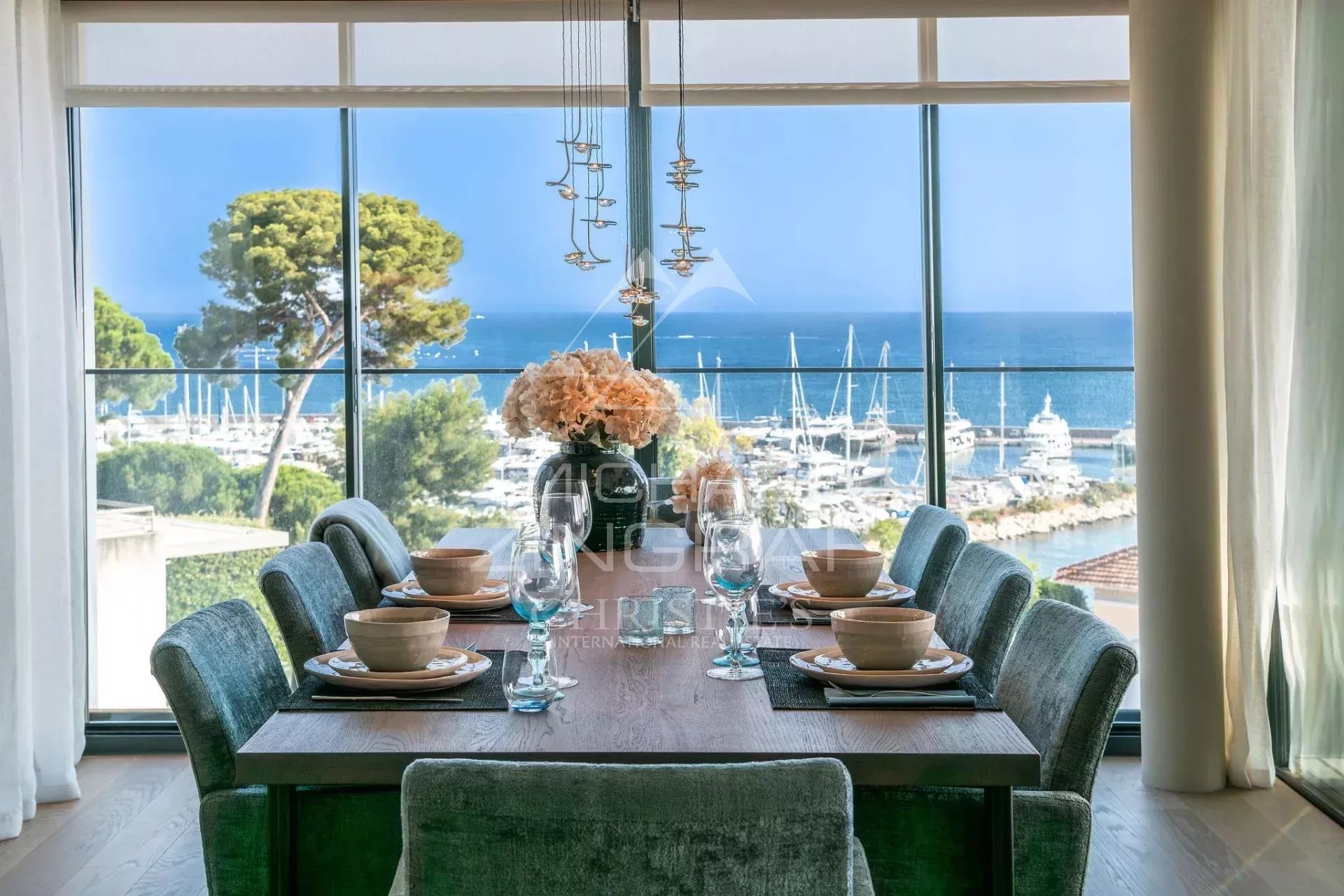 CAP D’ANTIBES – Appartement au dernier étage avec vue mer panoramique