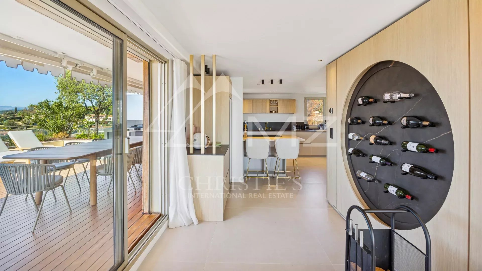 Discover this exceptional property located on the hills of residential Cannet