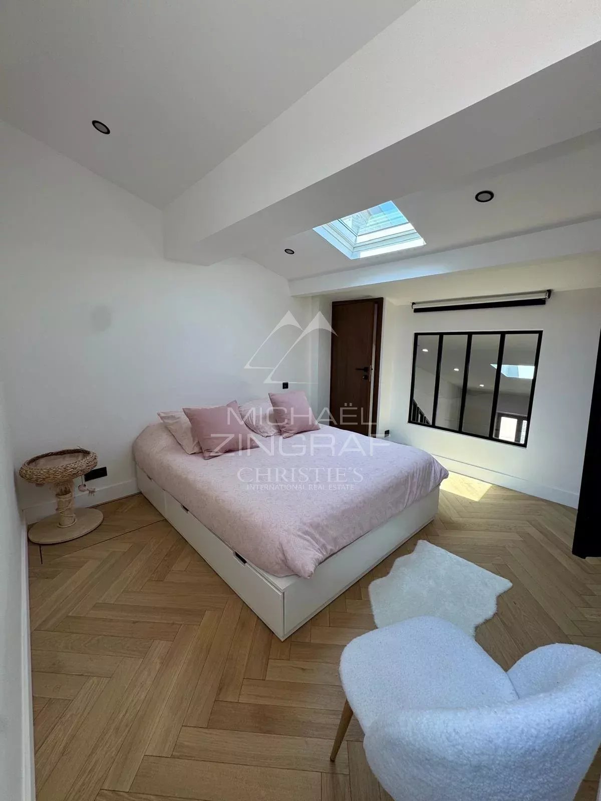 Antibes Vieille Ville – Duplex d’Exception en Dernier Étage