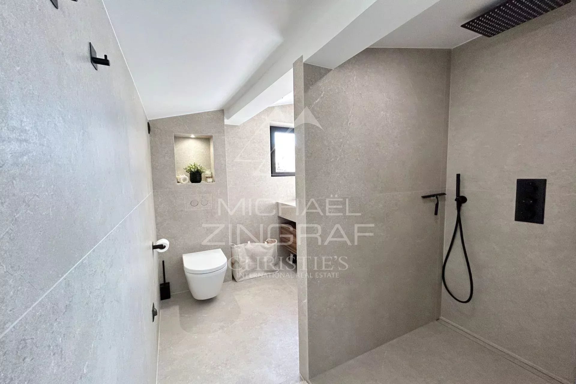 Antibes Vieille Ville – Duplex d’Exception en Dernier Étage