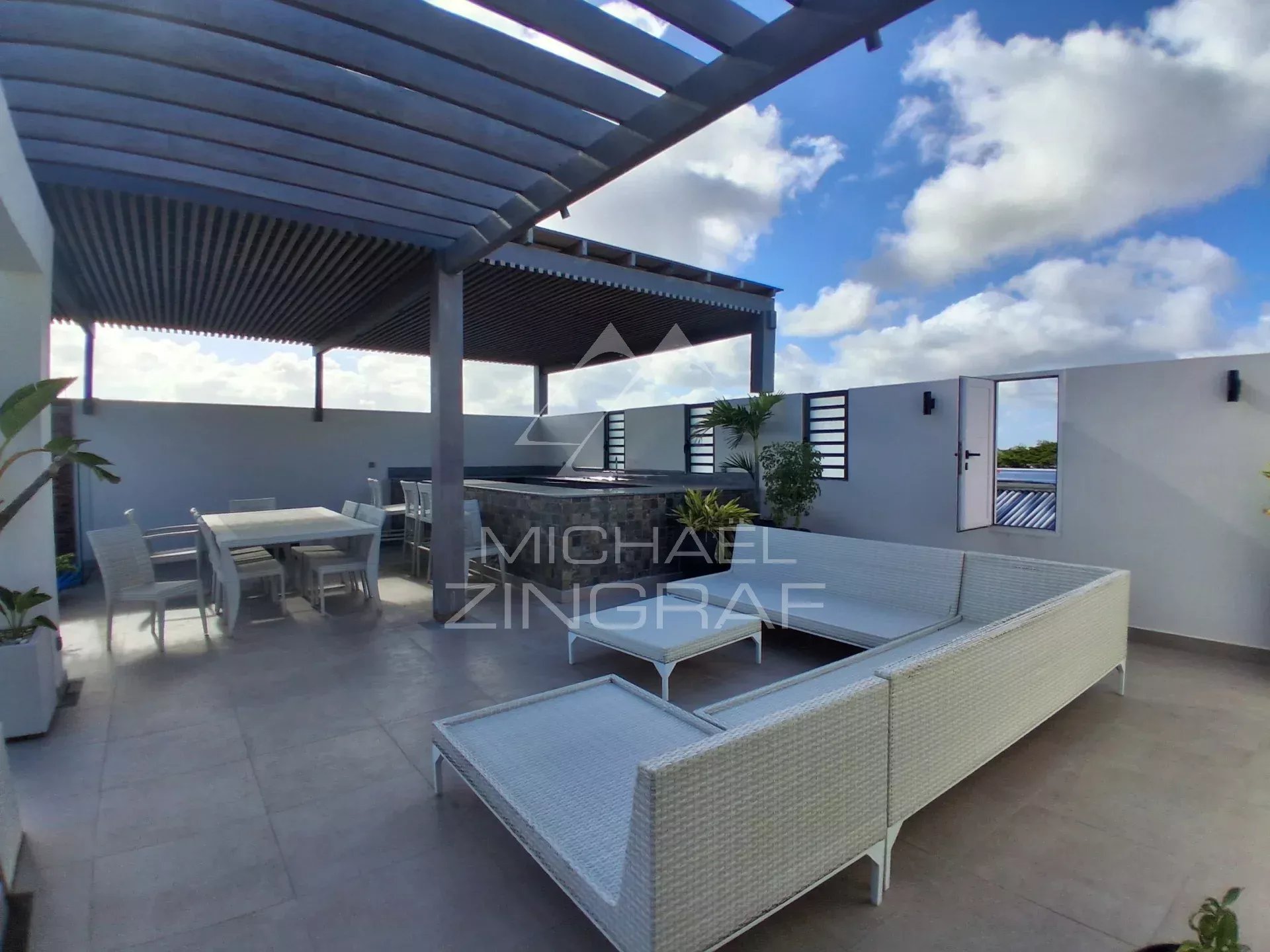 Penthouse d'Exception avec Rooftop Privatif, Piscine et Accès à une Plage Privée