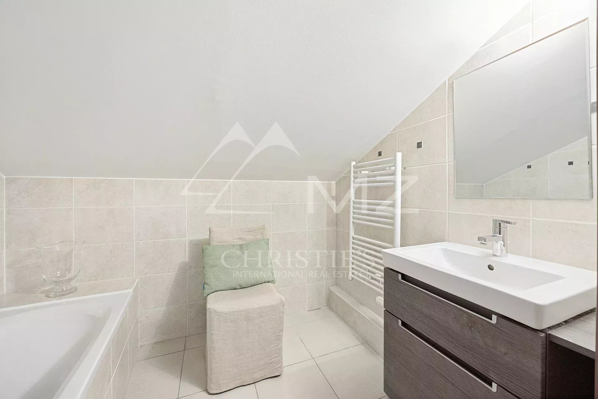 Bas Montrose, agréable duplex en dernier étage