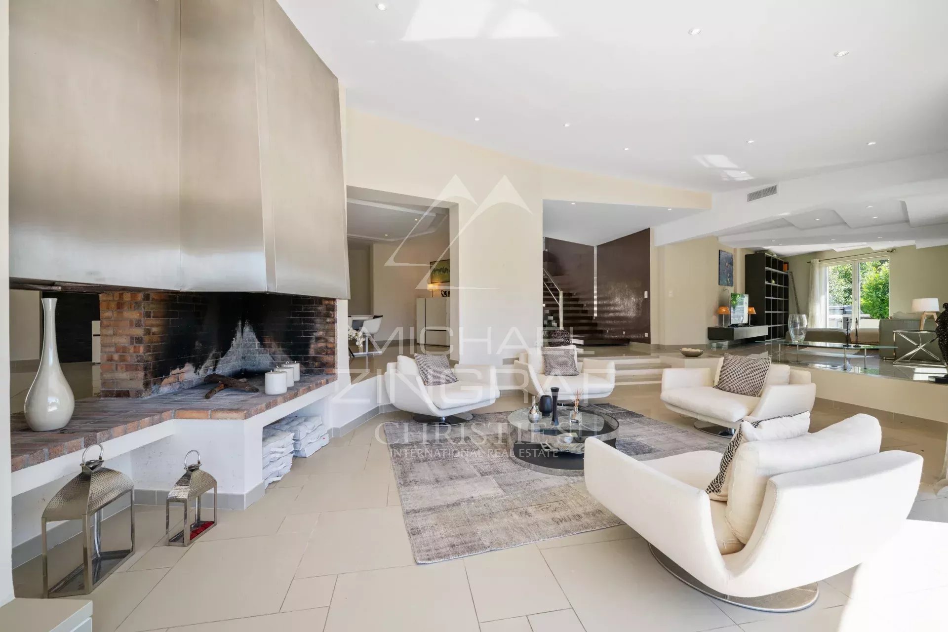 Close to Mougins - Spendid villa in gated domain