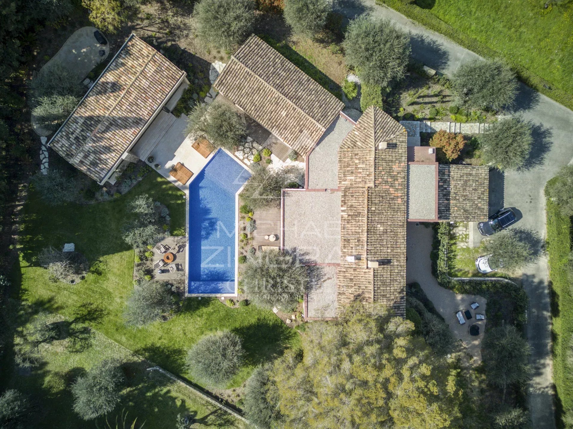 In der Nähe von Cannes – Hervorragende Villa mit Charme und moderner Ausstattung – 5/6 Schlafzimmer