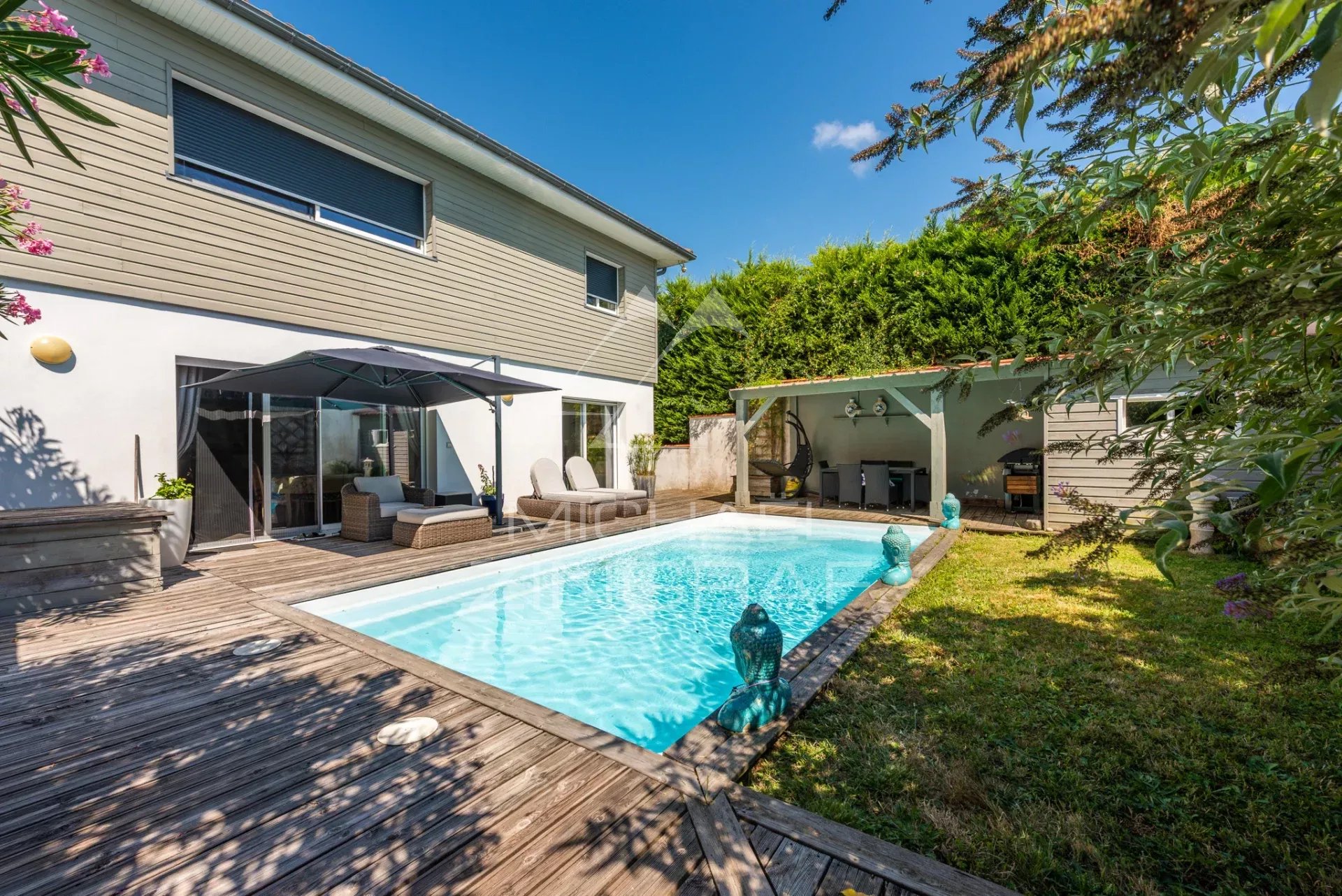 Helle 4-Zimmer-Wohnung mit privatem Pool