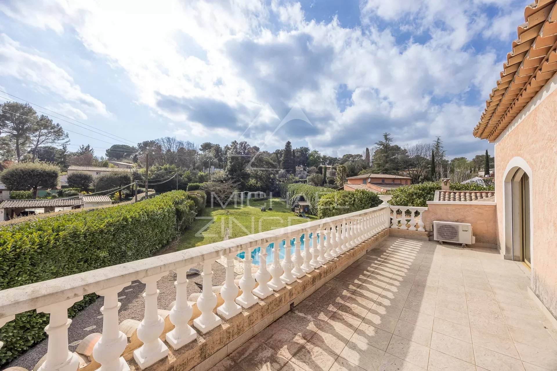 Roquefort-les-Pins – Élégante villa provençale moderne au cœur d’un environnement verdoyant