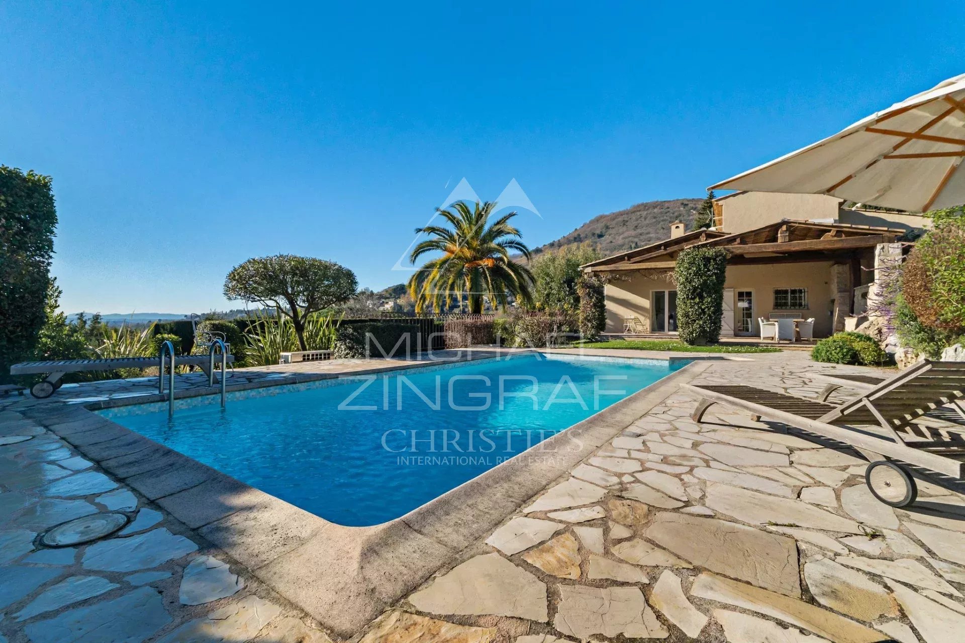 Panoramablick auf Meer und Berge