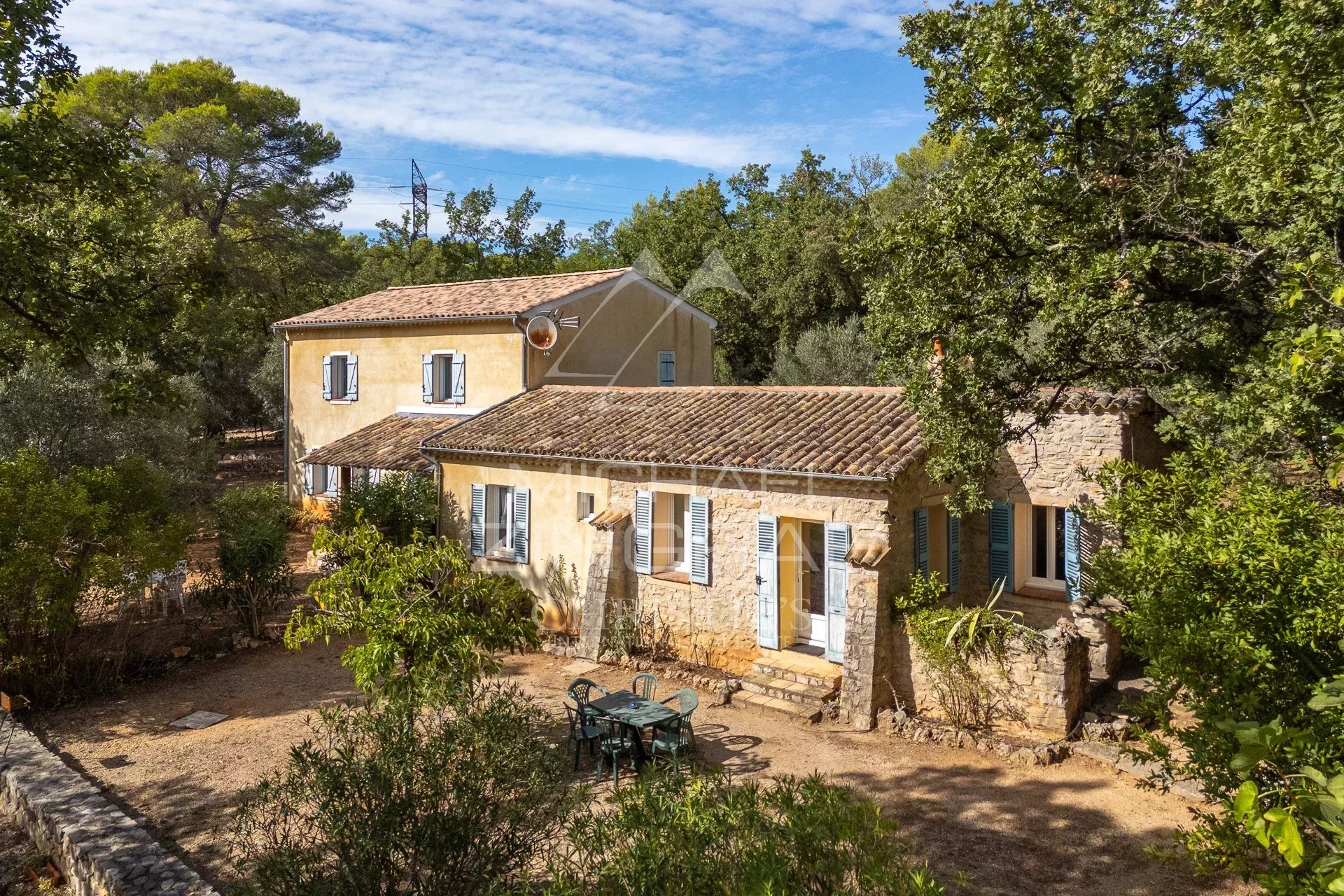 Elegant 217 m² character property with renovated stone sheepfold and swimming pool, set on one hectare of lush grounds