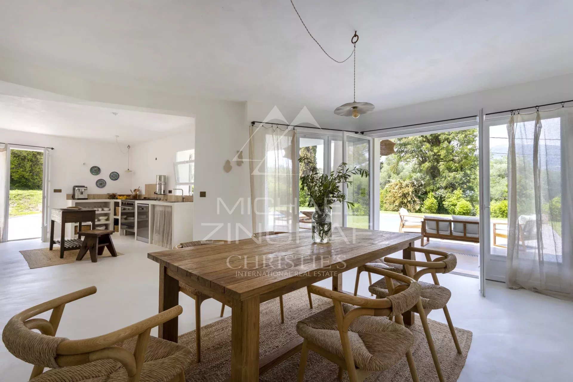 Roquefort-les-Pins: Elegante, Komplettrenovierte Immobilie