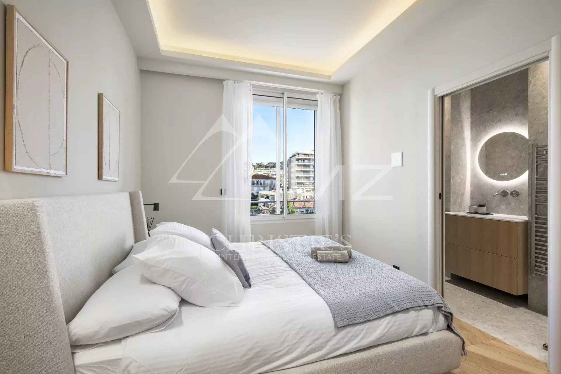 Cannes Croisette - Appartement 4 Pièces rénové - Vue mer - Etage élevé