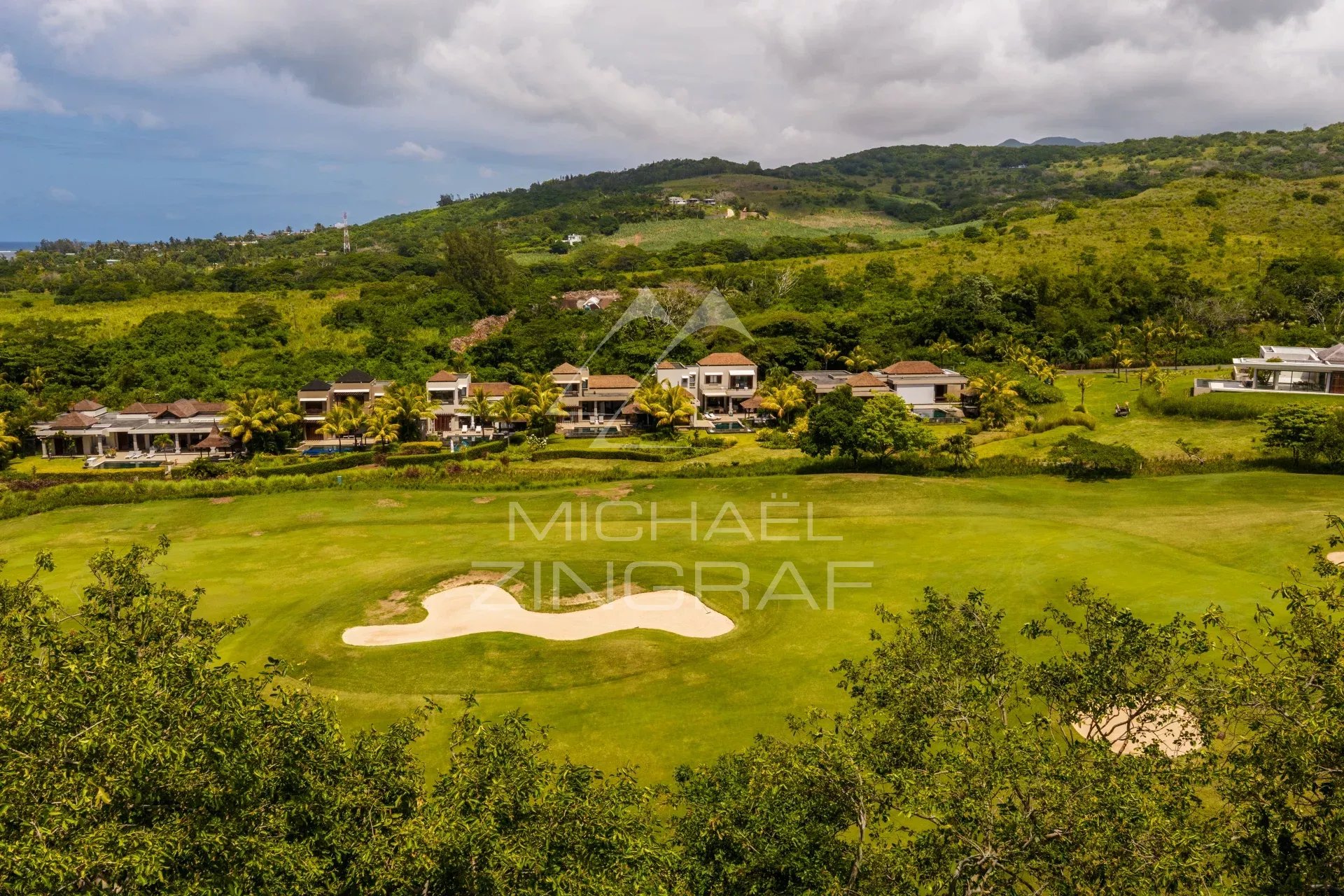 Élégante villa contemporaine face au golf - Bel Ombre
