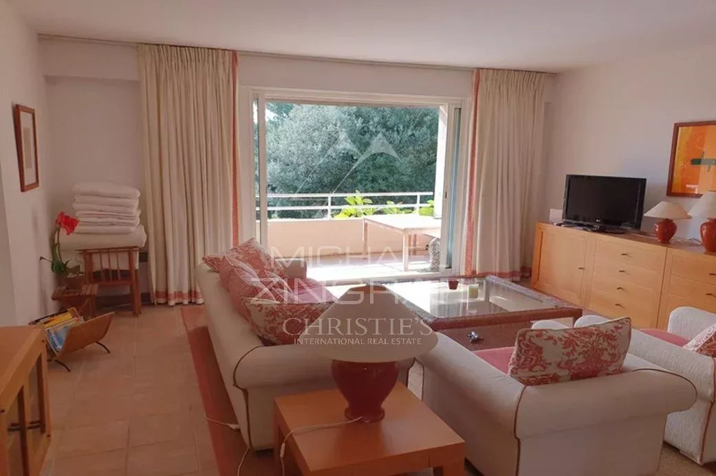 Cap d’Antibes – Élégant appartement vue dégagée échappée mer au cœur d’un parc privé