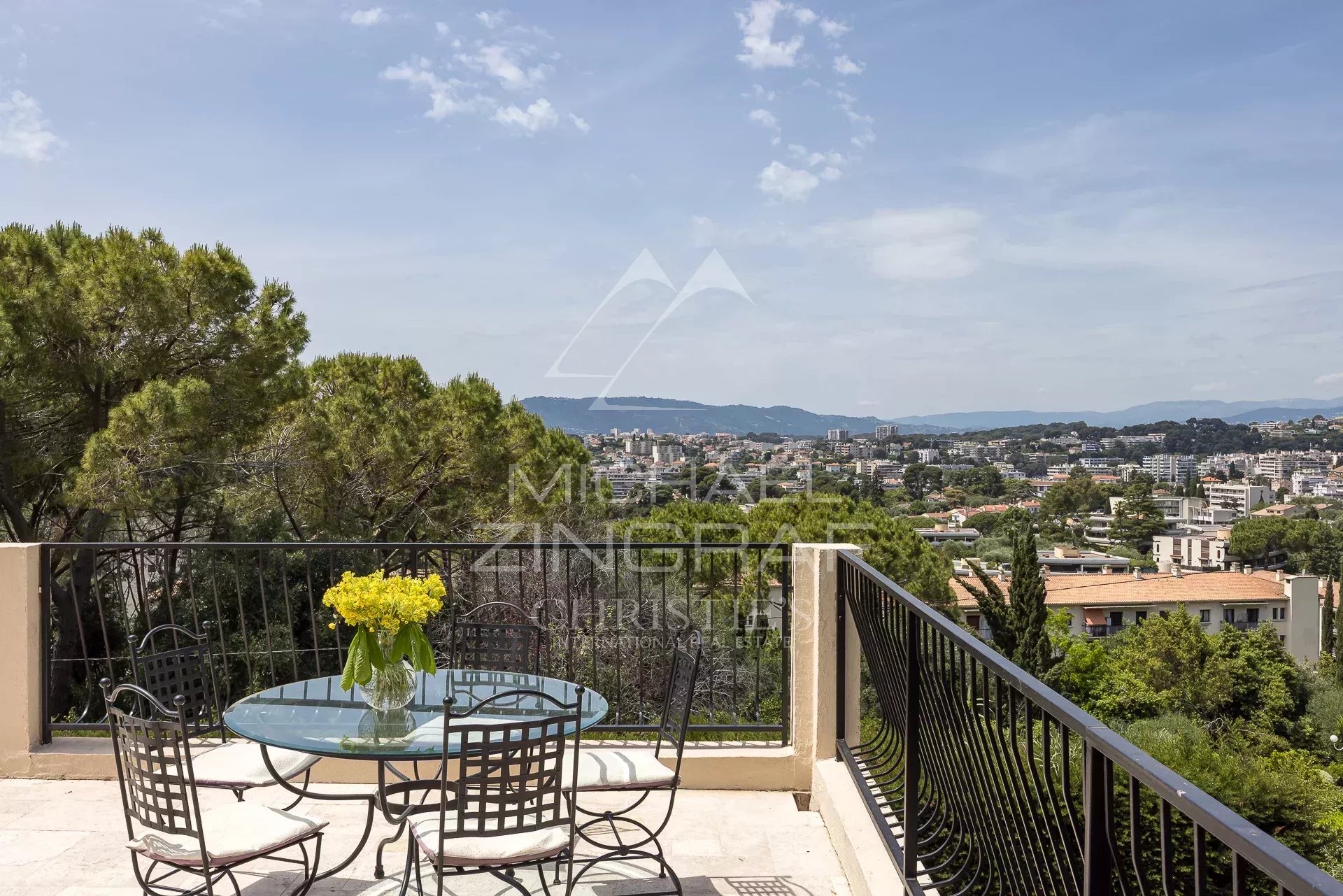 Cannes - Oxford - Panoramablick auf die Stadt