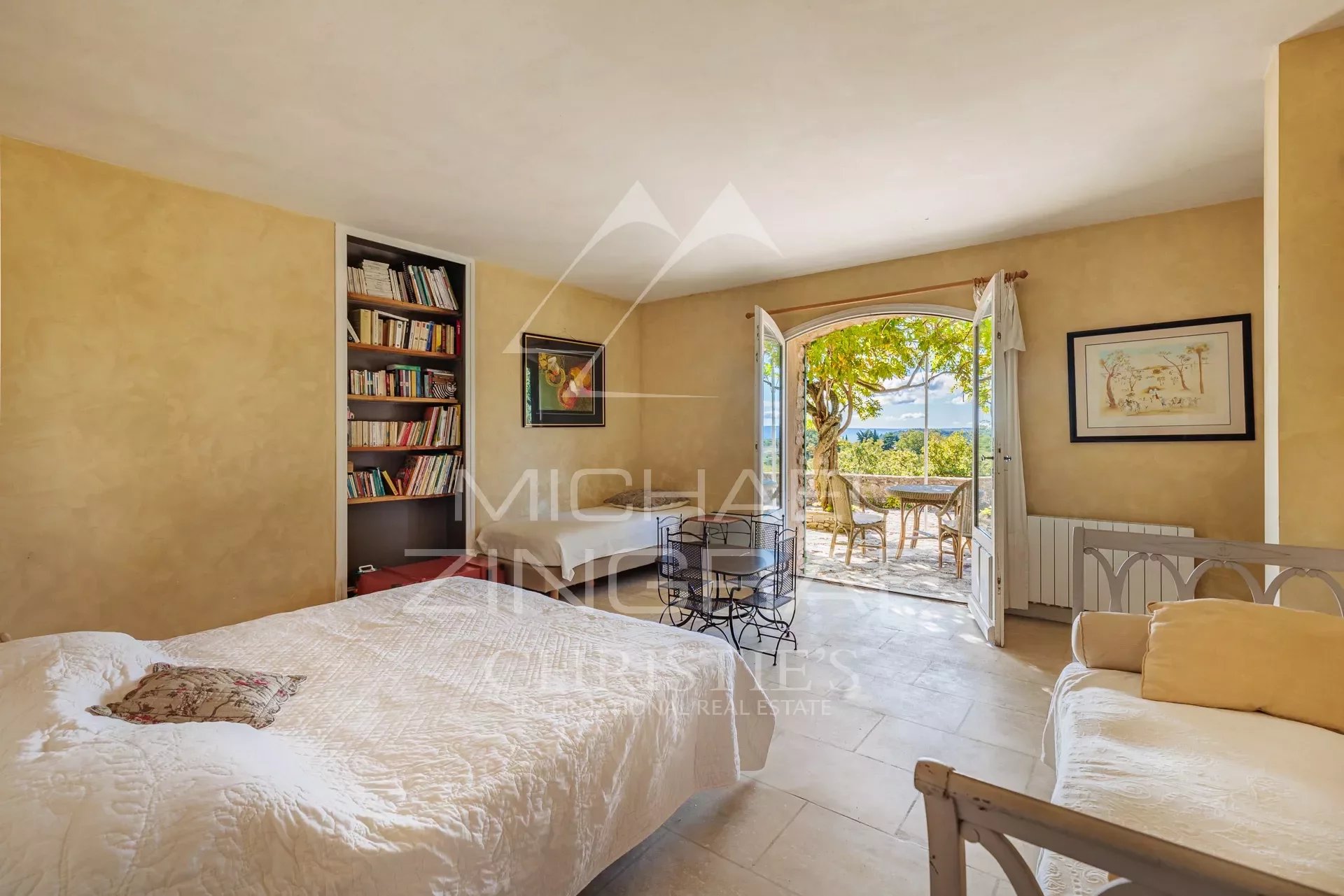 Superb property with  fantastic view of the Luberon