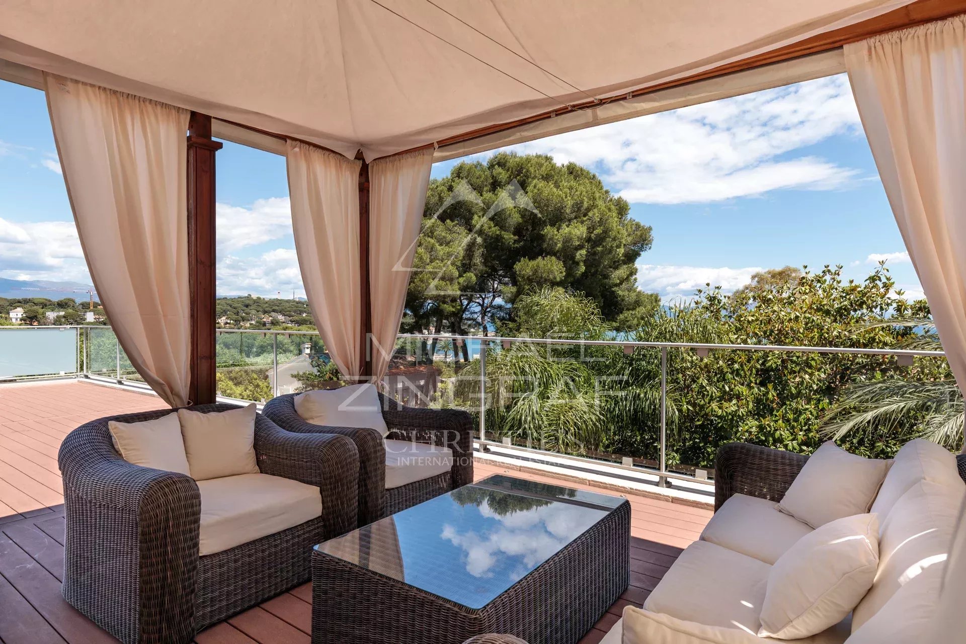 Exklusive Führungskraft-Position in Cap d’Antibes, nahe dem Strand Keller, mit Meer- und Bergblick.