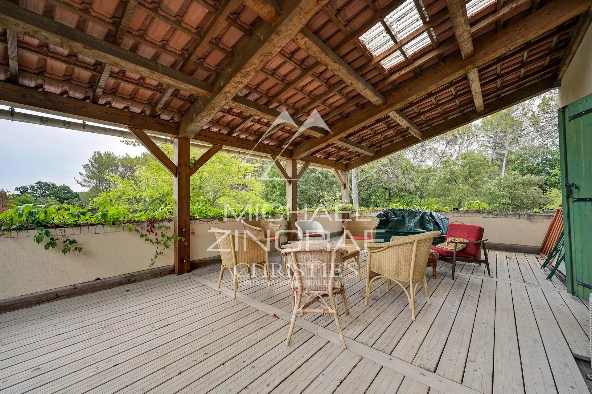 A 14 km d'Aix en Provence, maison familiale avec deux logements, oliveraie