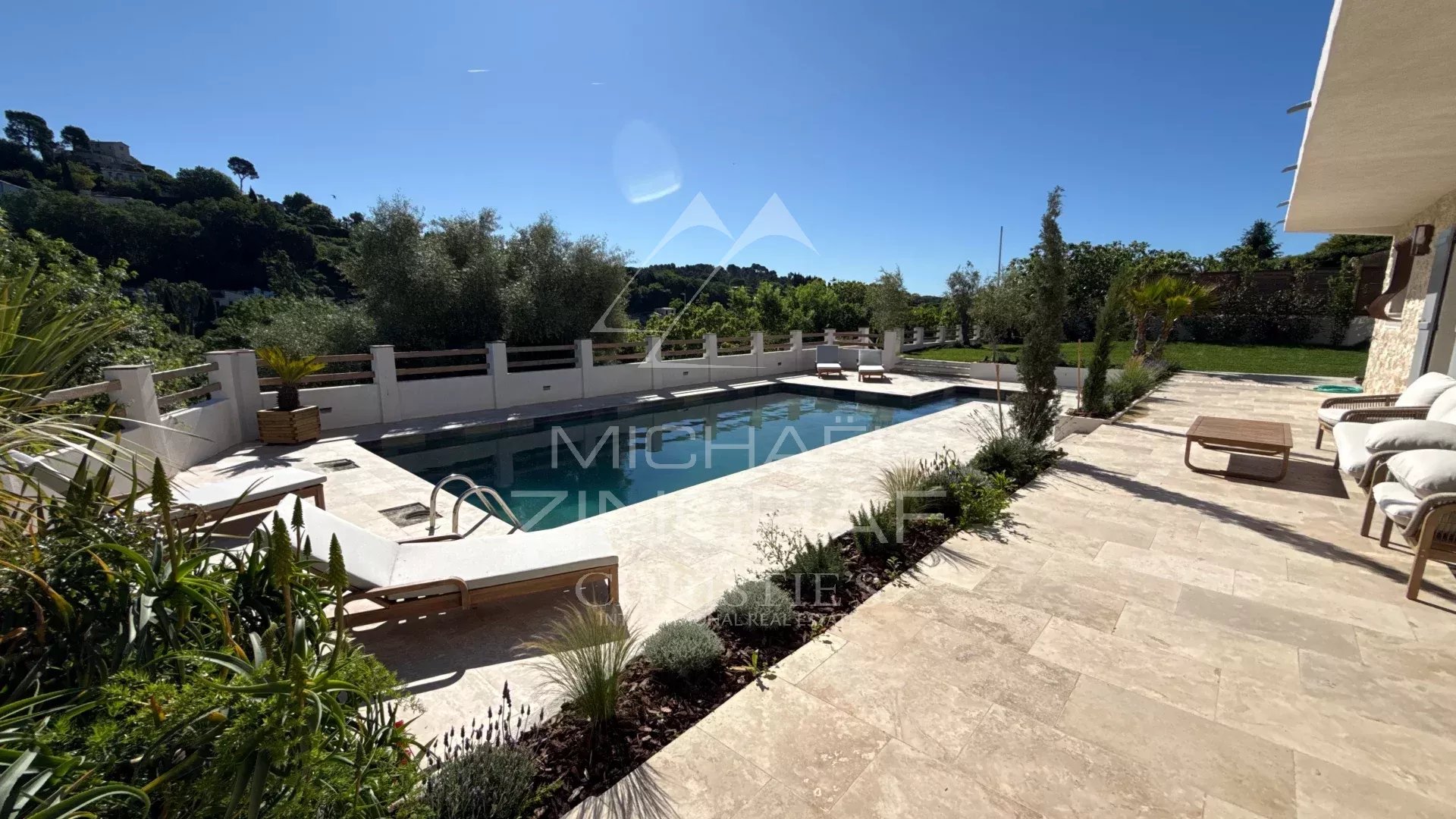 Panoramablick auf das Dorf Saint-Paul-de-Vence