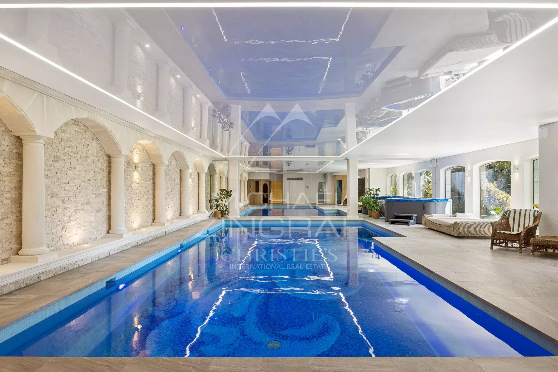 Exceptionnelle villa de luxe sur cinq niveaux avec vue mer panoramique