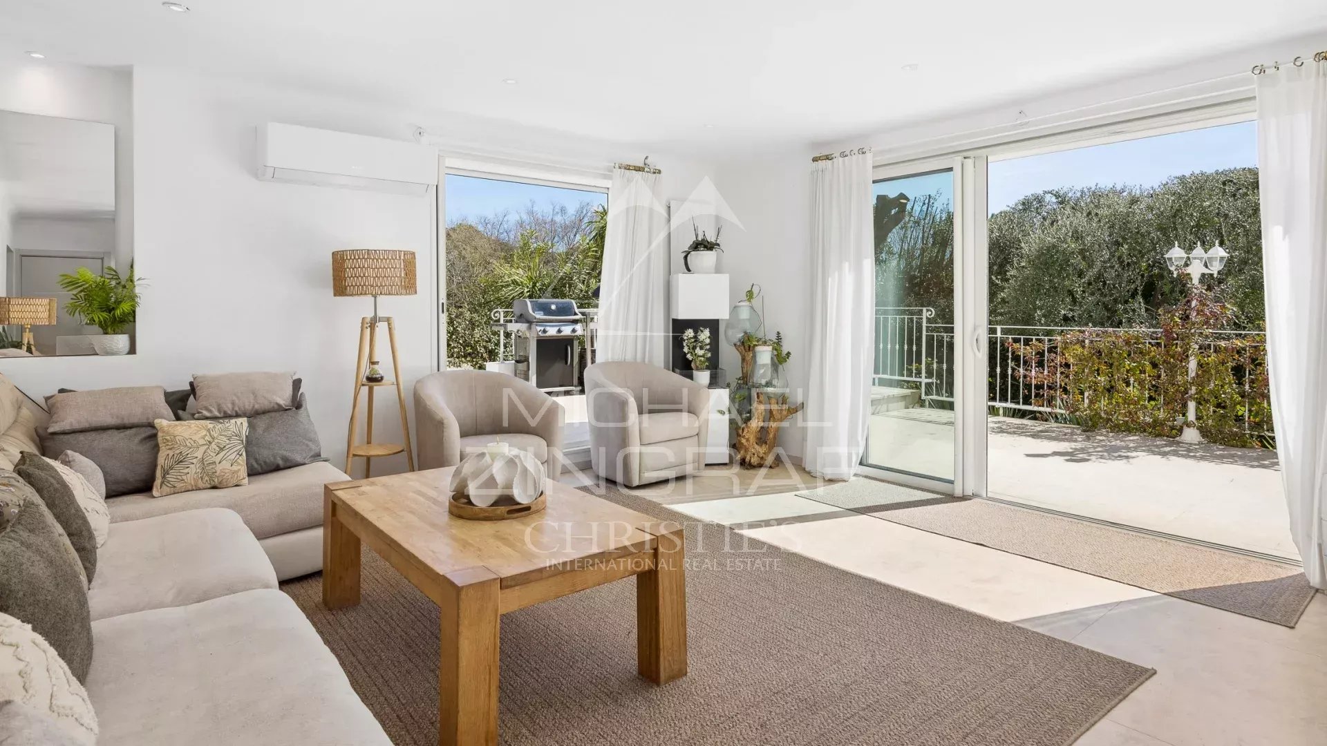 Roquefort-les-Pins – Elegant family property in the heart of a sought-after residential area