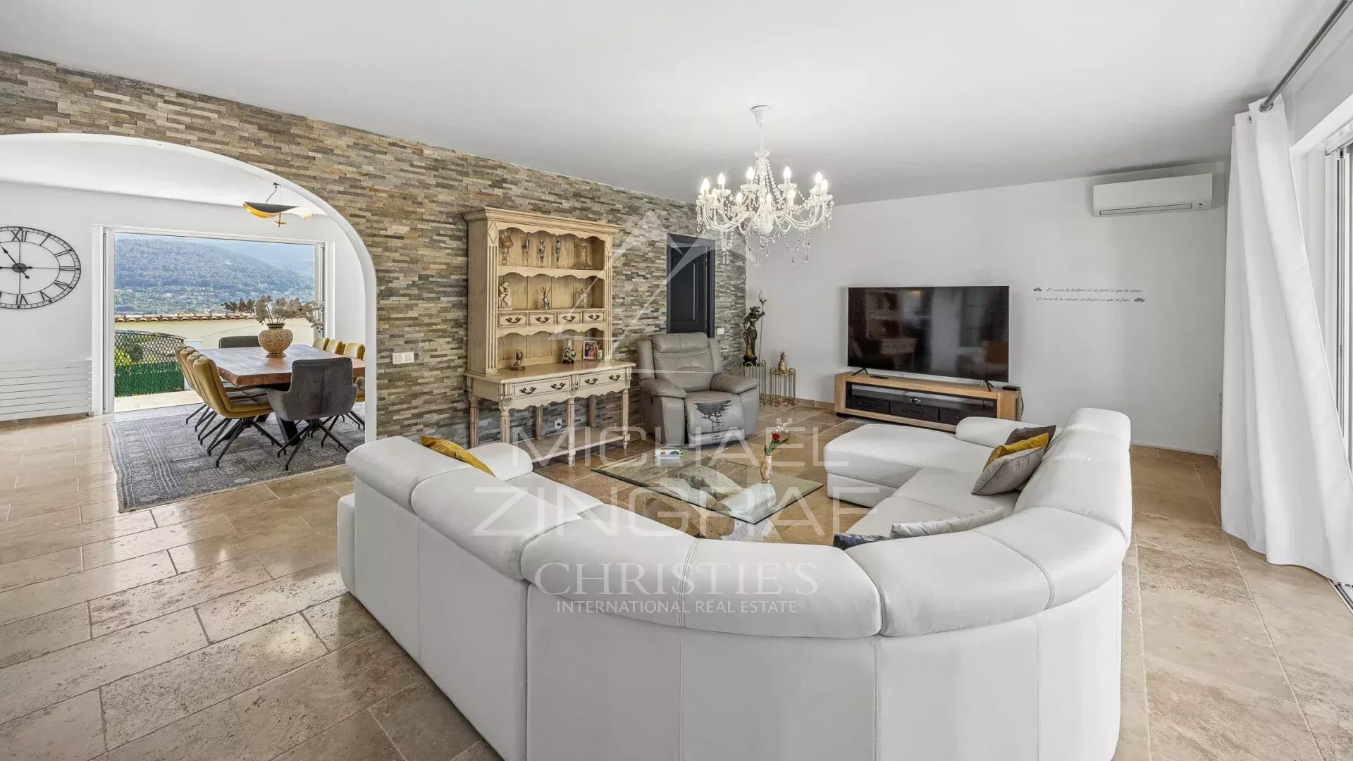 Elegante villa avec vue dégagée sur les collines